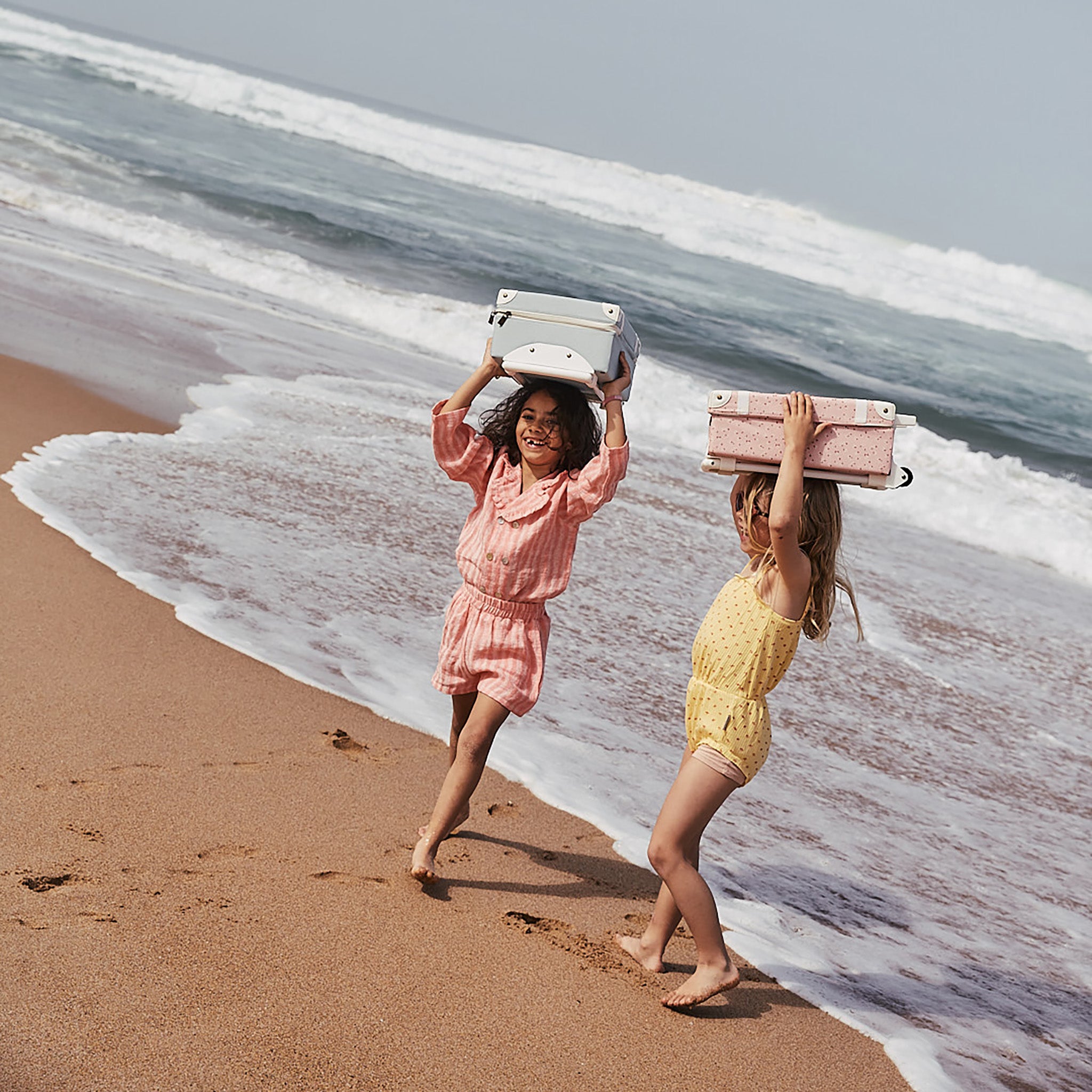 Olli Ella See-Ya Suitcase – Pink Daisies