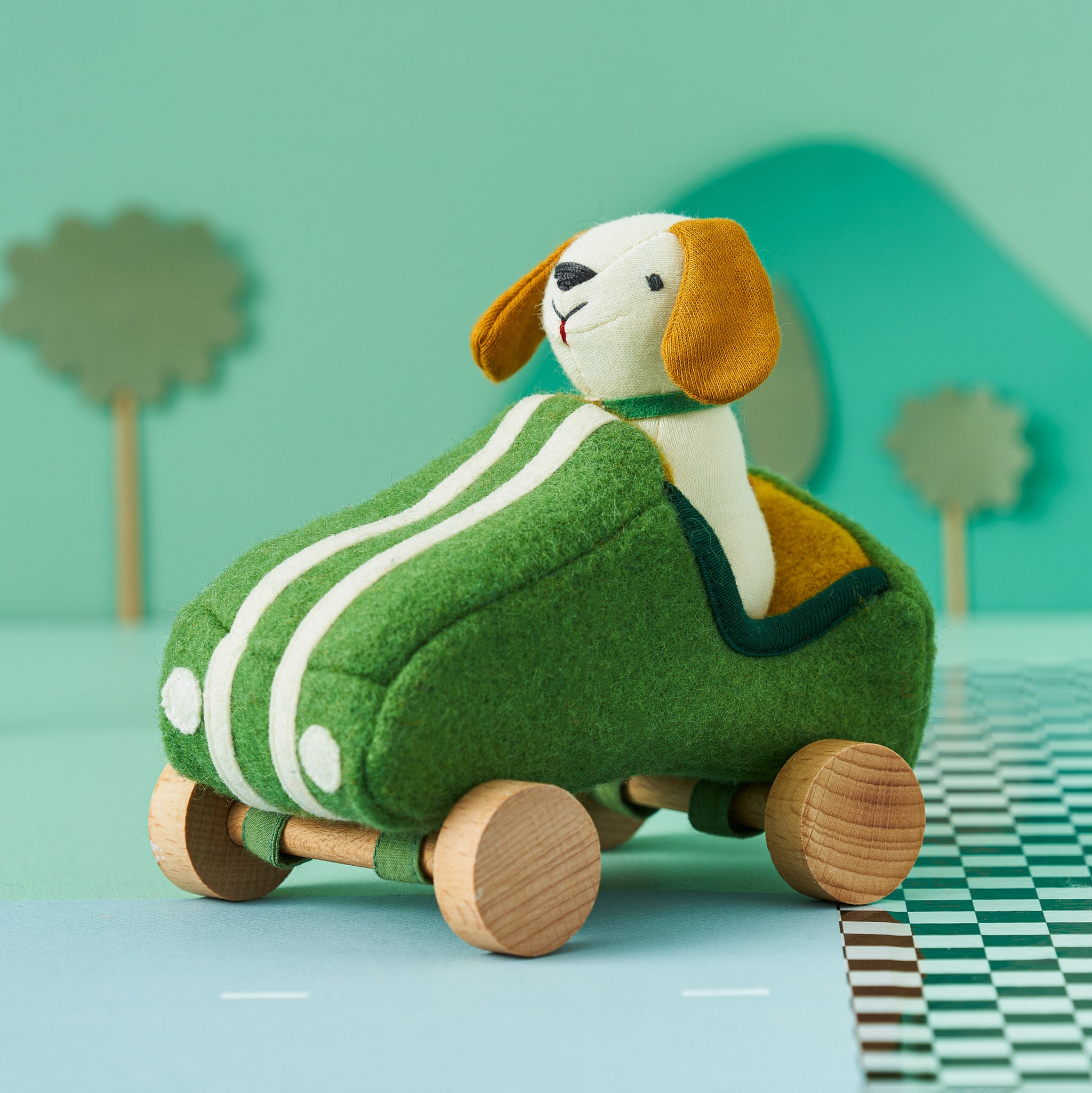 Olli Ella Holdie Dog-Go Racer Boy – Green