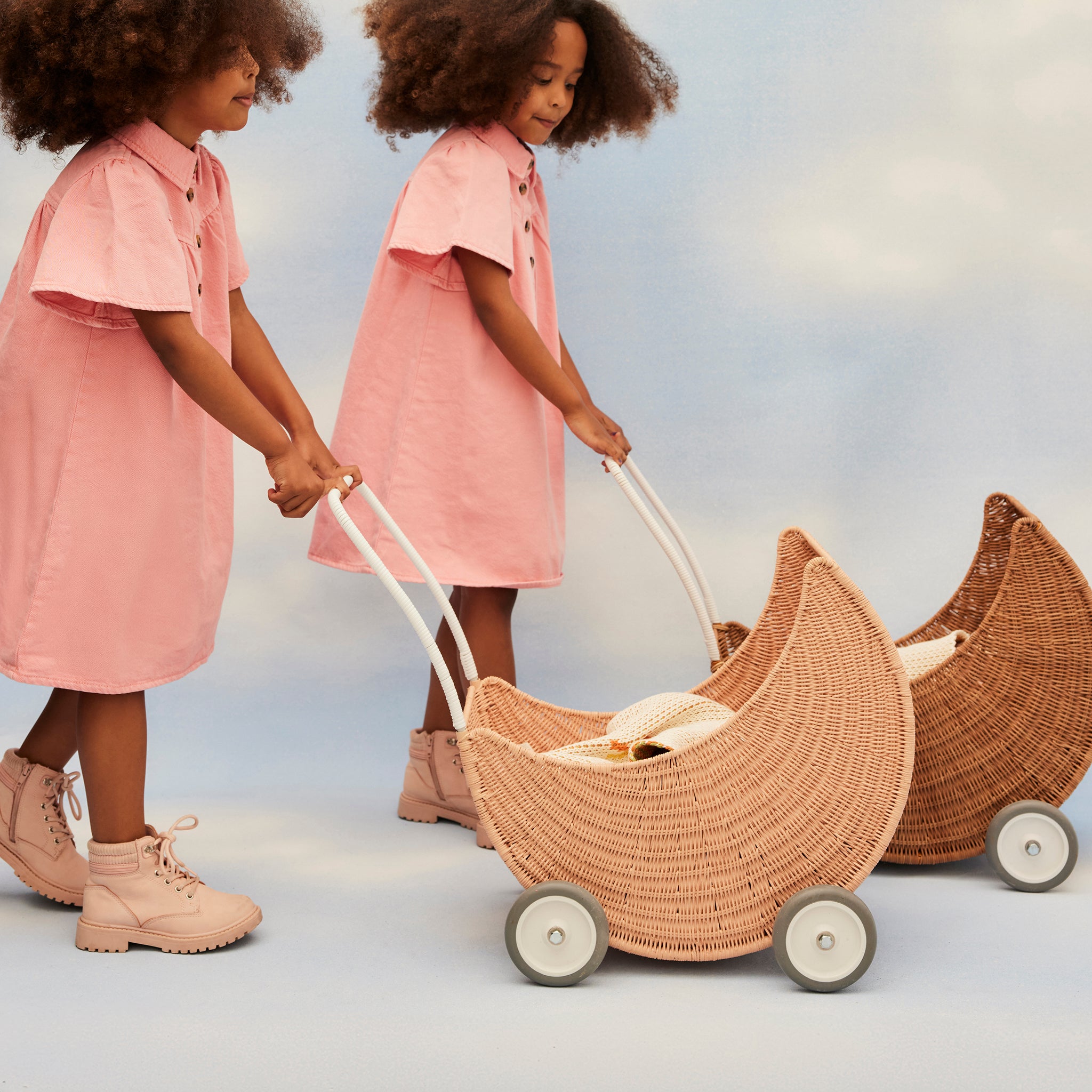 Olli Ella Strolley Rattan Moon Stroller – Seashell Pink