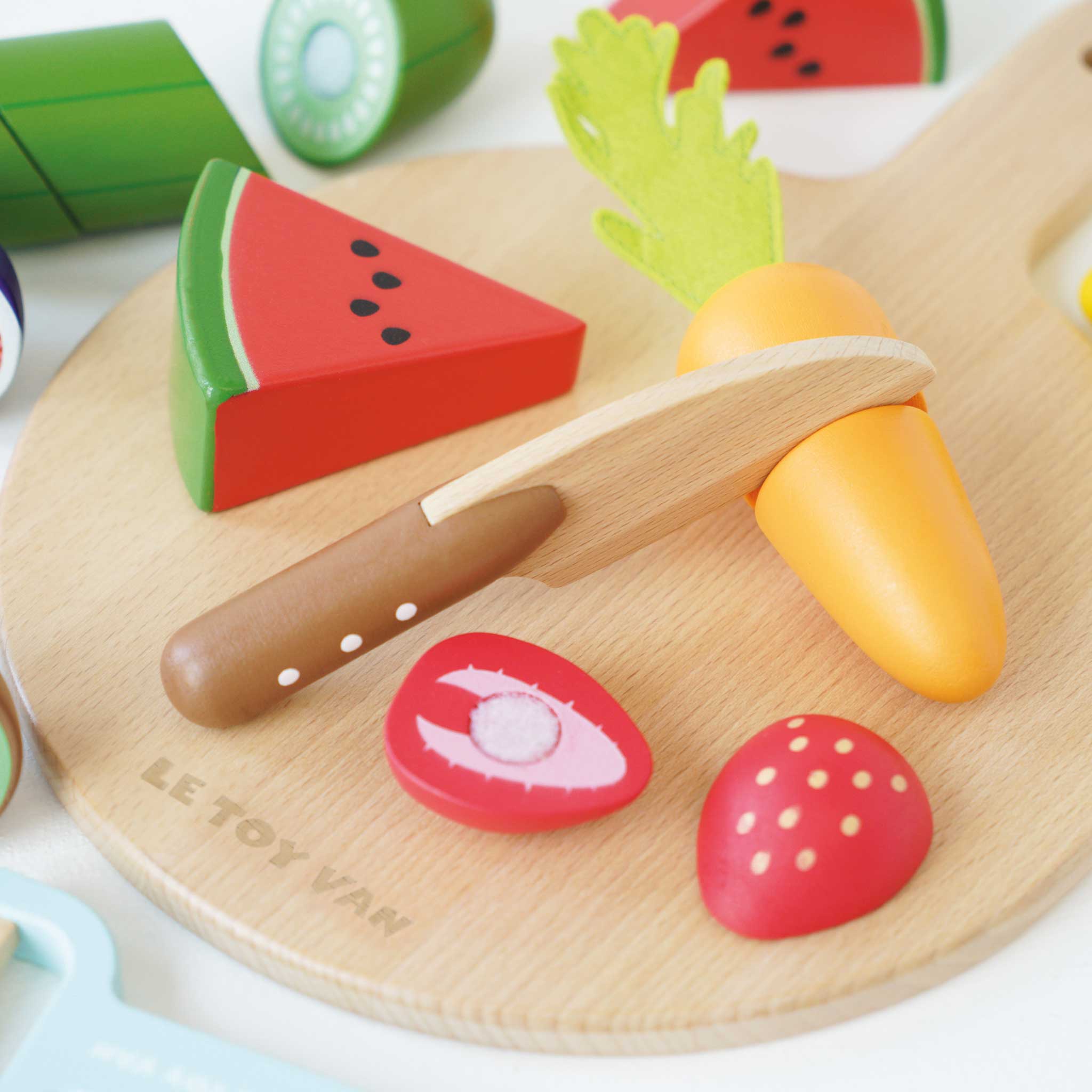 Le Toy Van Chopping Board & Sliceable Play Food