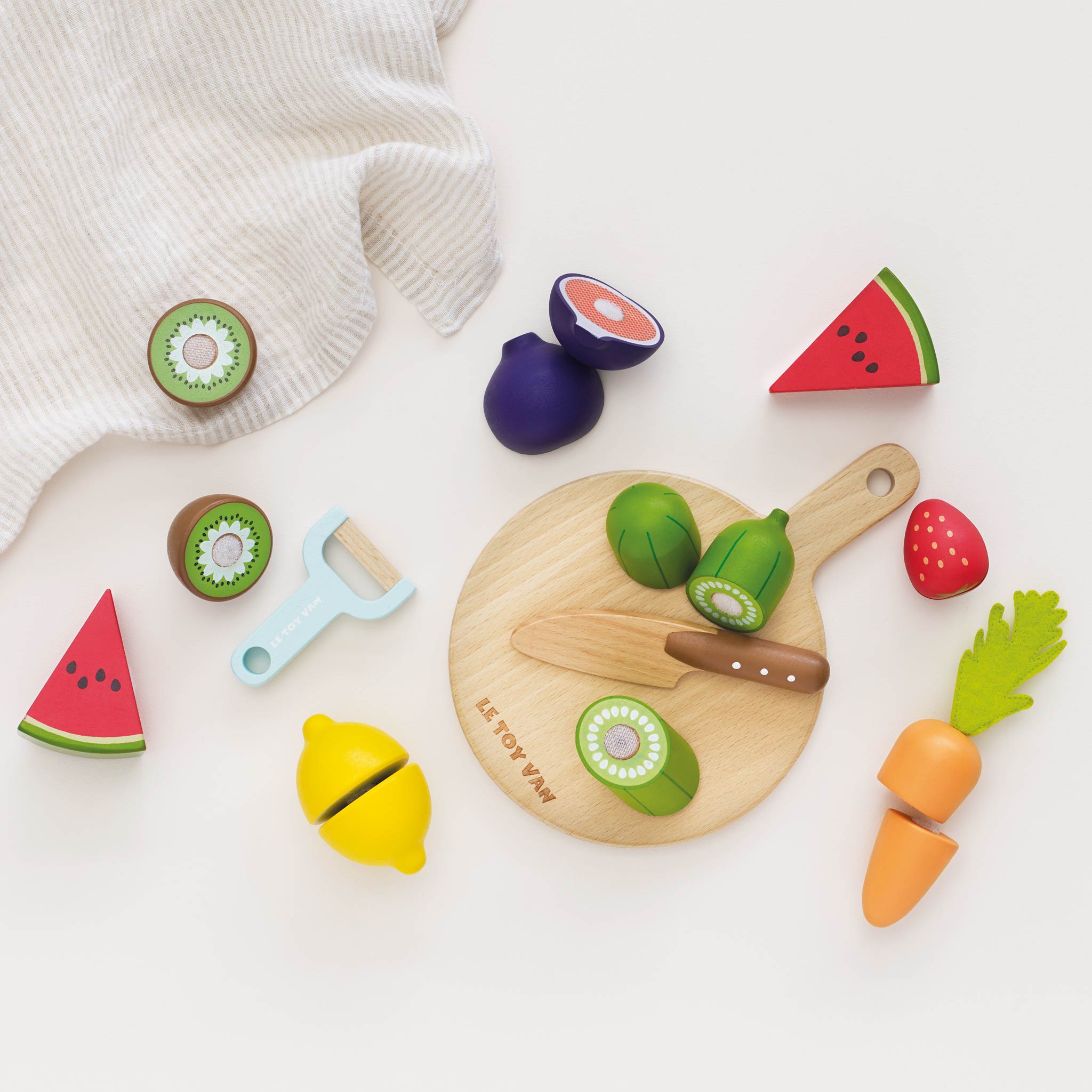 Le Toy Van Chopping Board & Sliceable Play Food