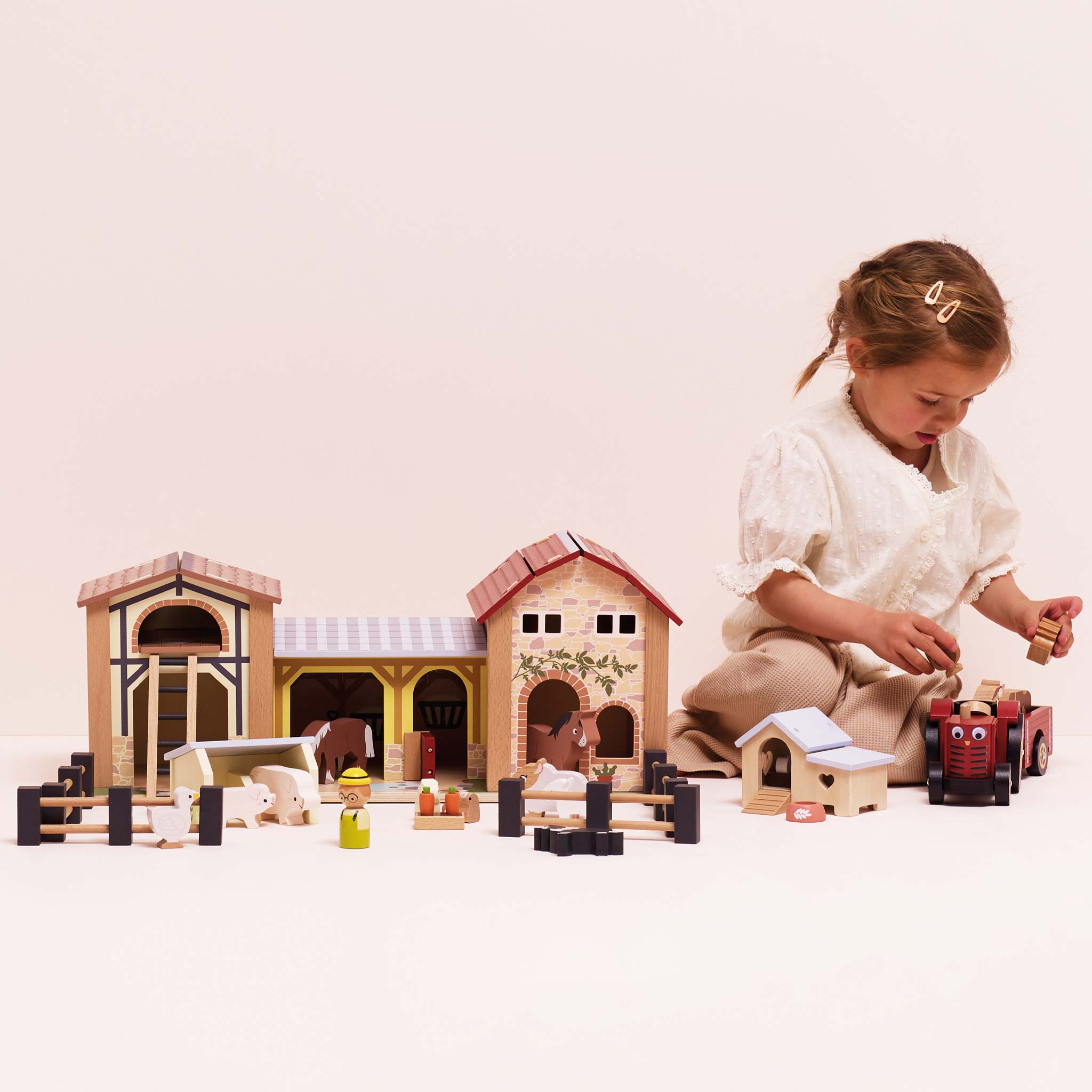 Le Toy Van Farmyard Stables