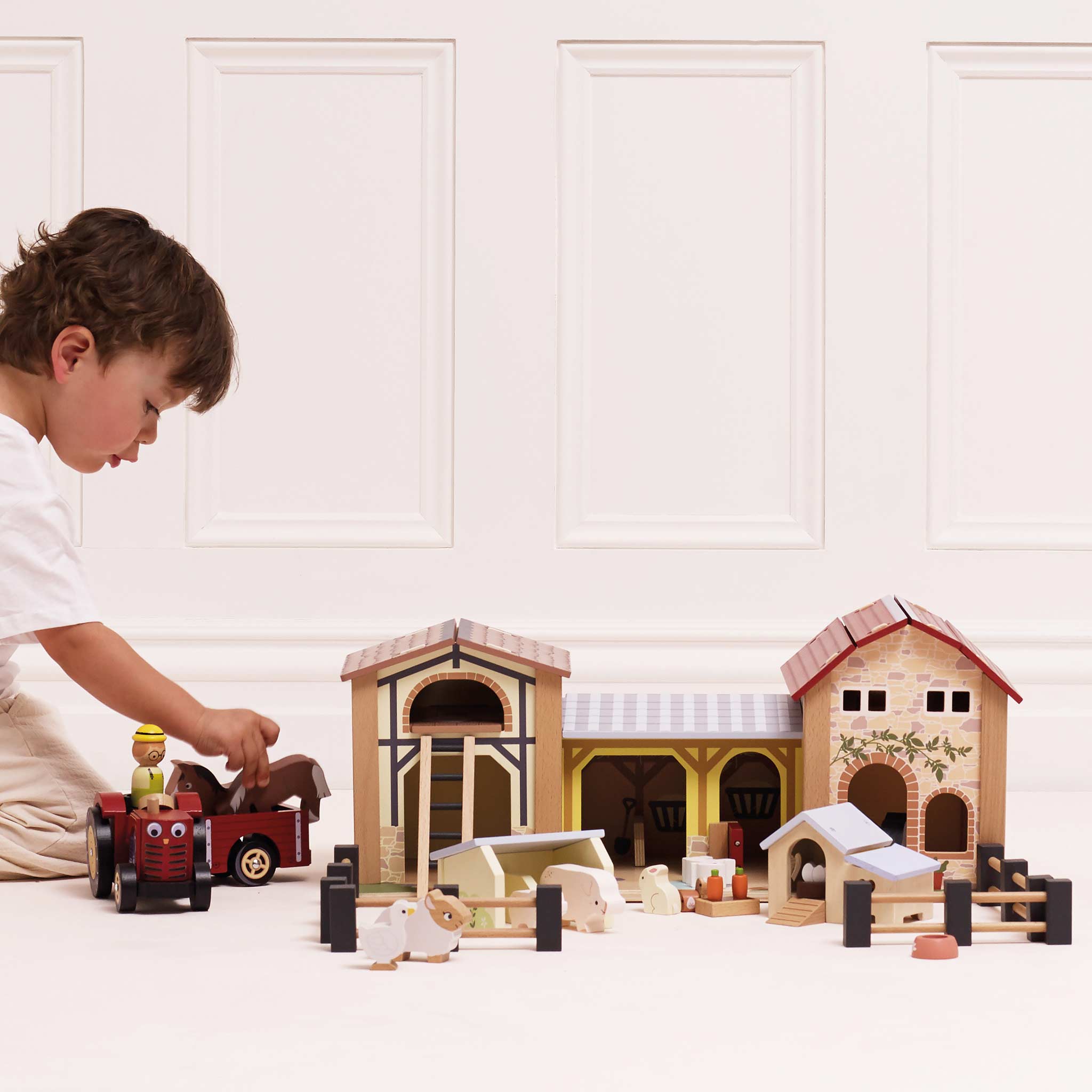 Le Toy Van Farmyard Stables