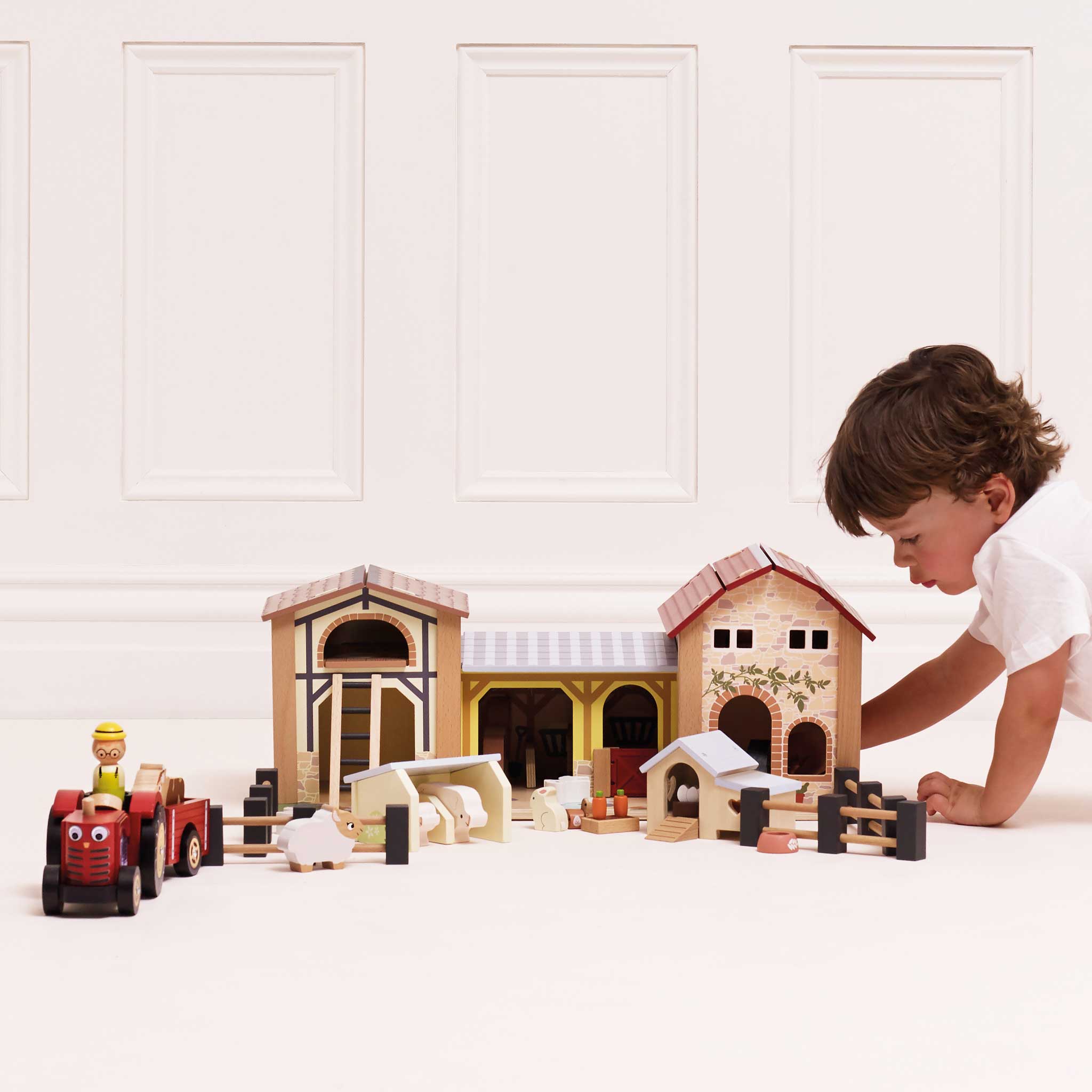 Le Toy Van Farmyard Stables