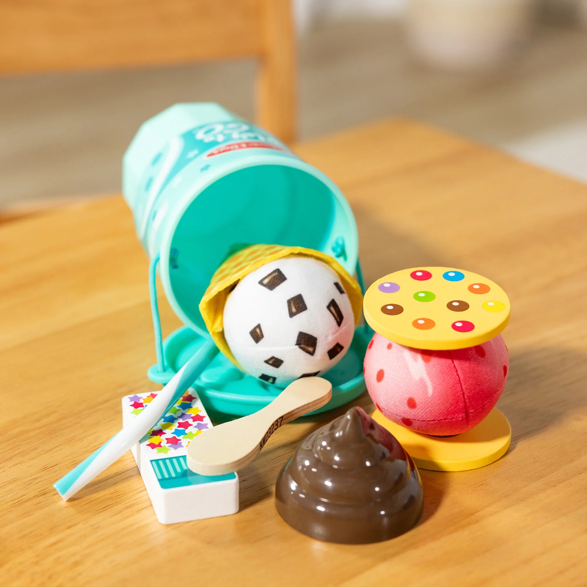 Melissa & Doug Play to Go – Ice Cream Playset