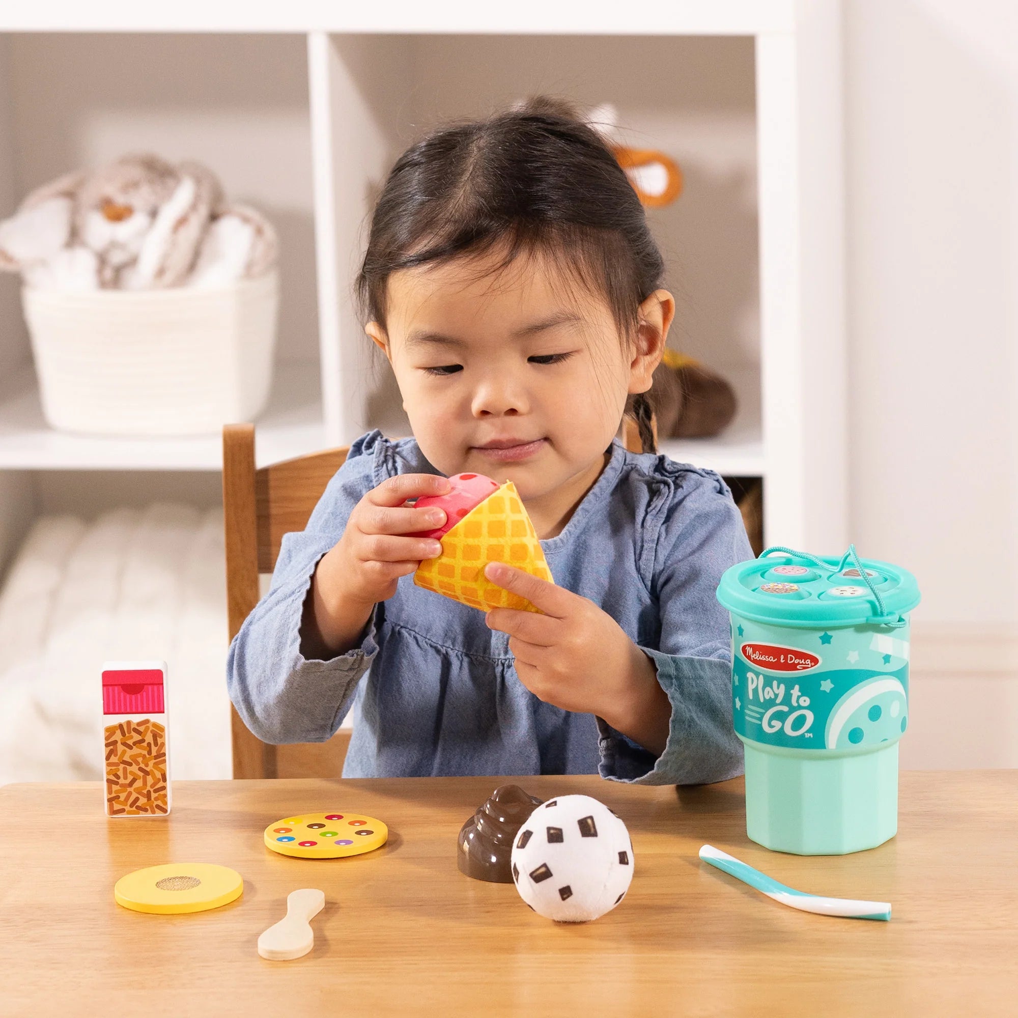 Melissa & Doug Play to Go – Ice Cream Playset