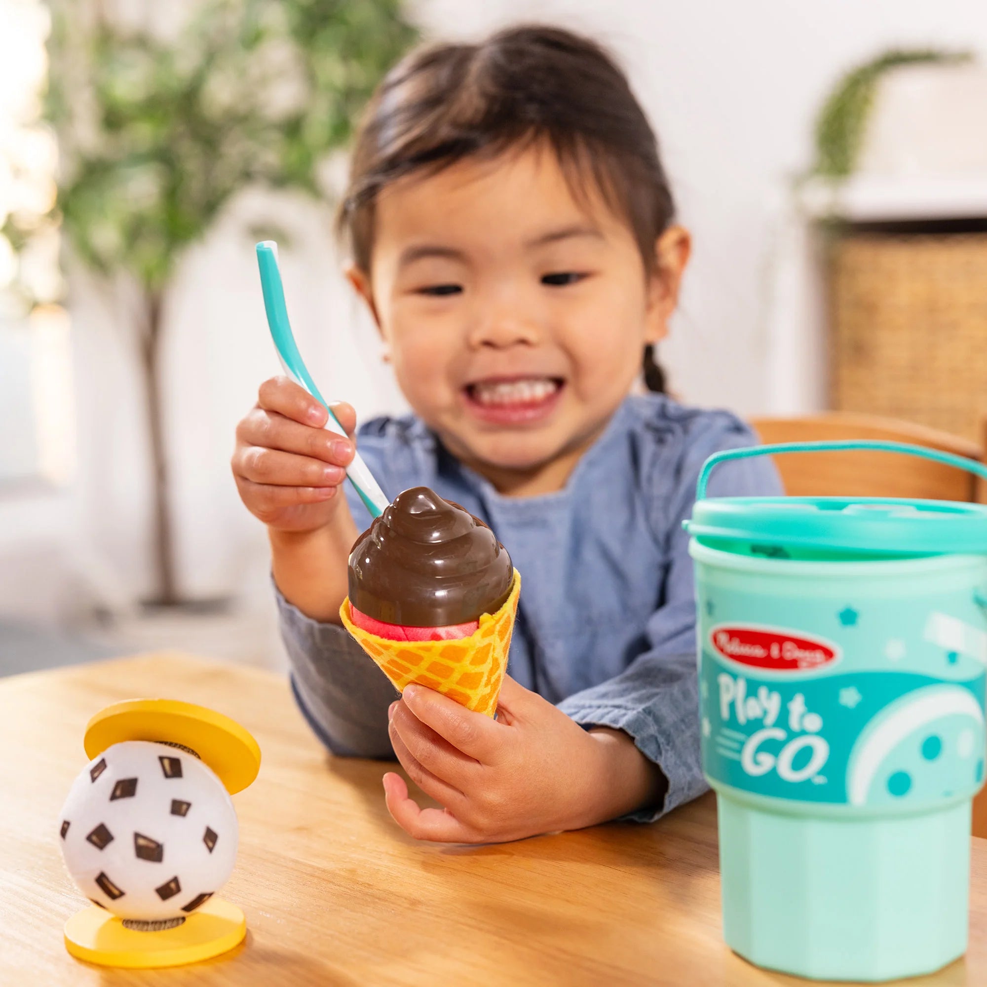 Melissa & Doug Play to Go – Ice Cream Playset
