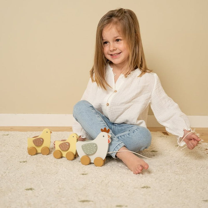 Little Dutch Pull-Along Chickens – Little Farm