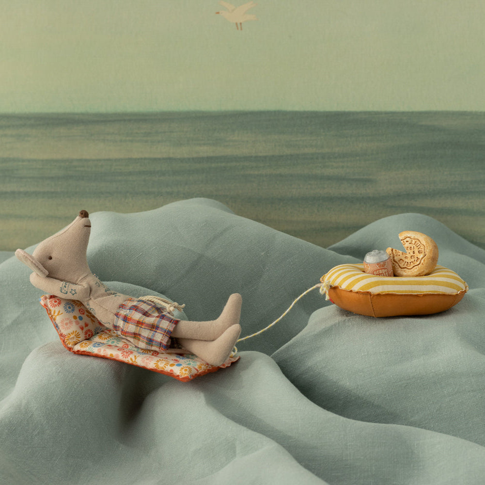 Maileg Beach Mouse with Flower Air Mattress – Dad
