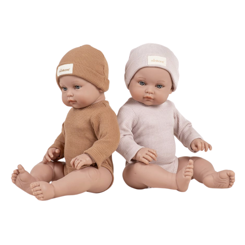 Minikane Newborn Baby Doll Andréa Bodysuit & Honeycomb Hat Set – Petal