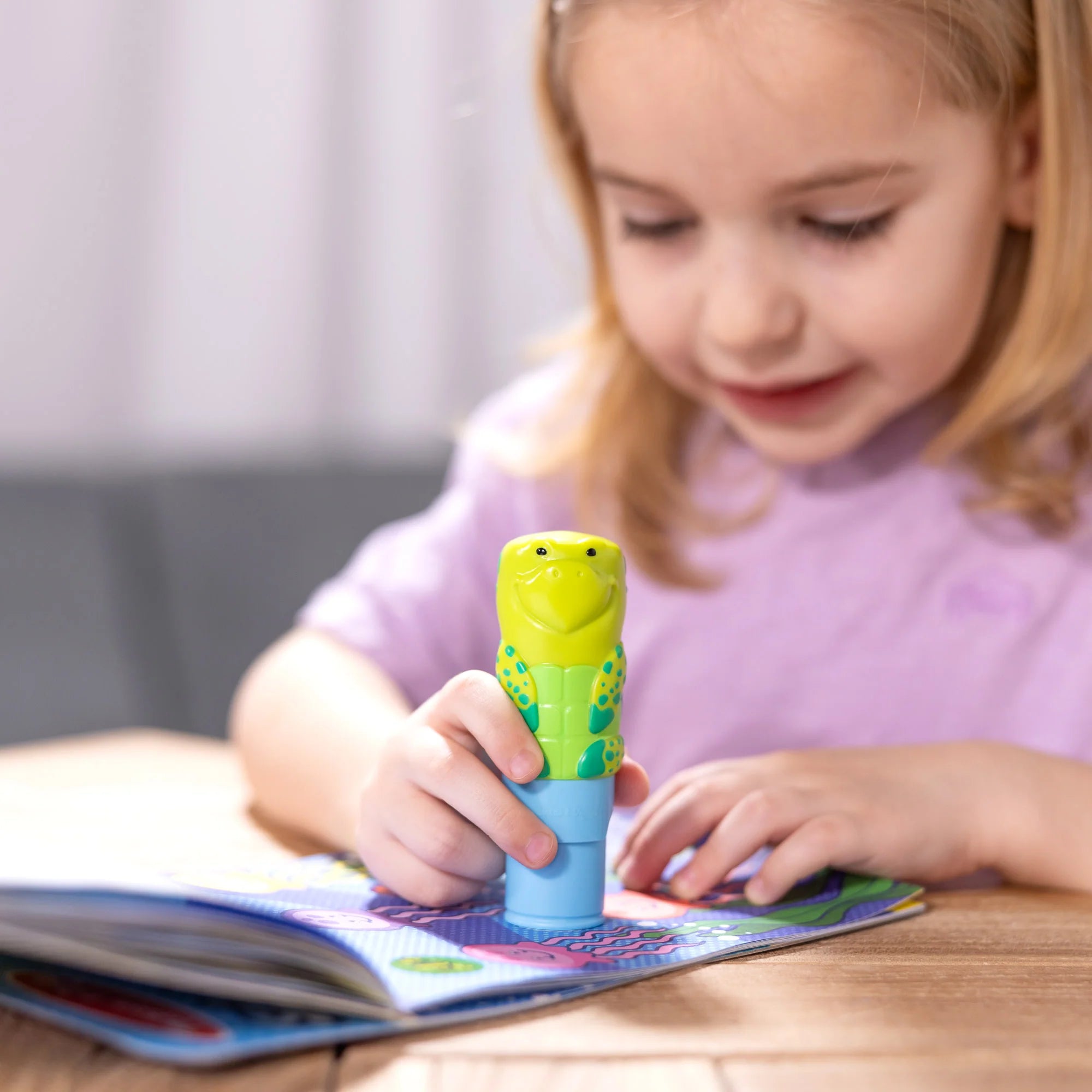 Melissa & Doug Sticker WOW!™ Activity Pad & Sticker Stamper – Sea Turtle