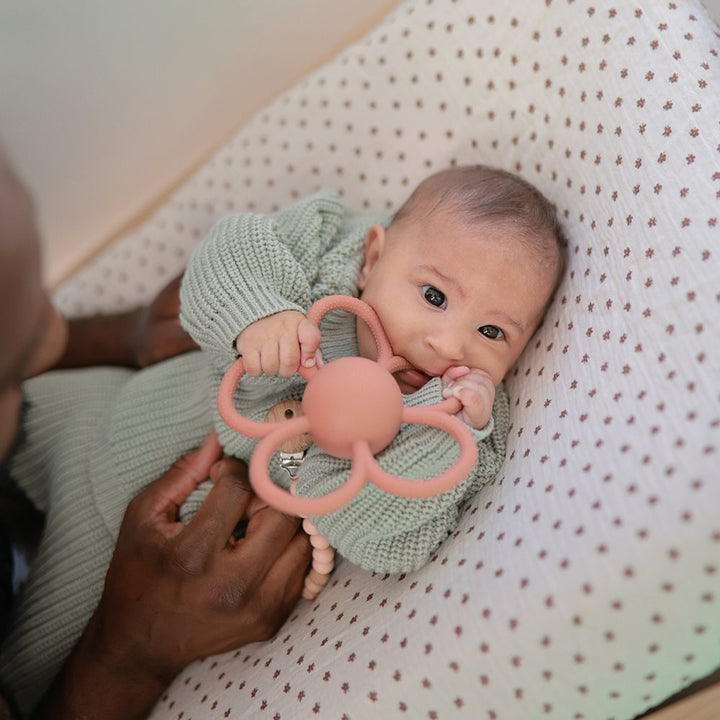 Mushie Daisy Rattle Teether – Dusty Rose