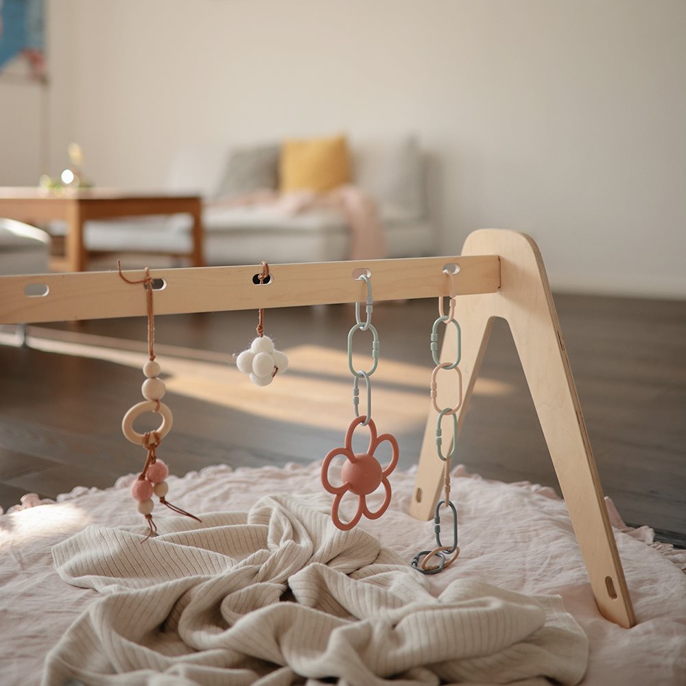 Mushie Daisy Rattle Teether – Dusty Rose