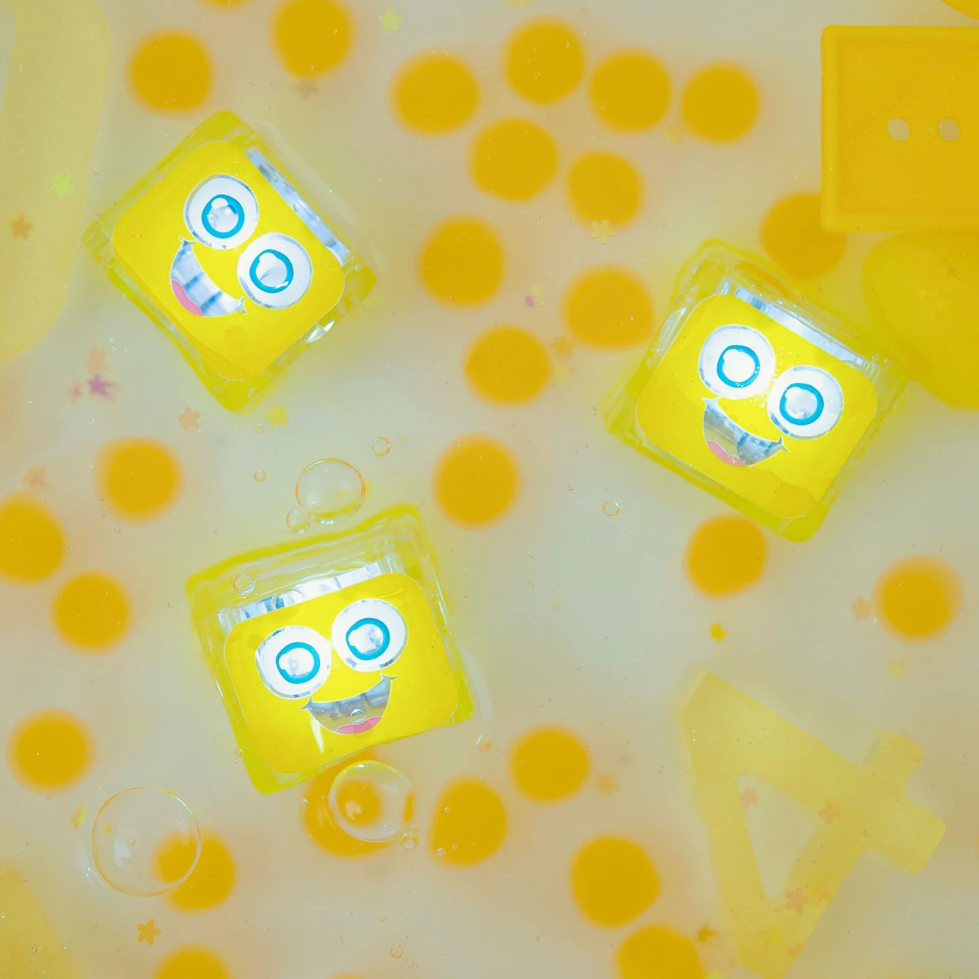 Glo Pals® Water Activated Light-Up Cubes – Alex (4 Pack)