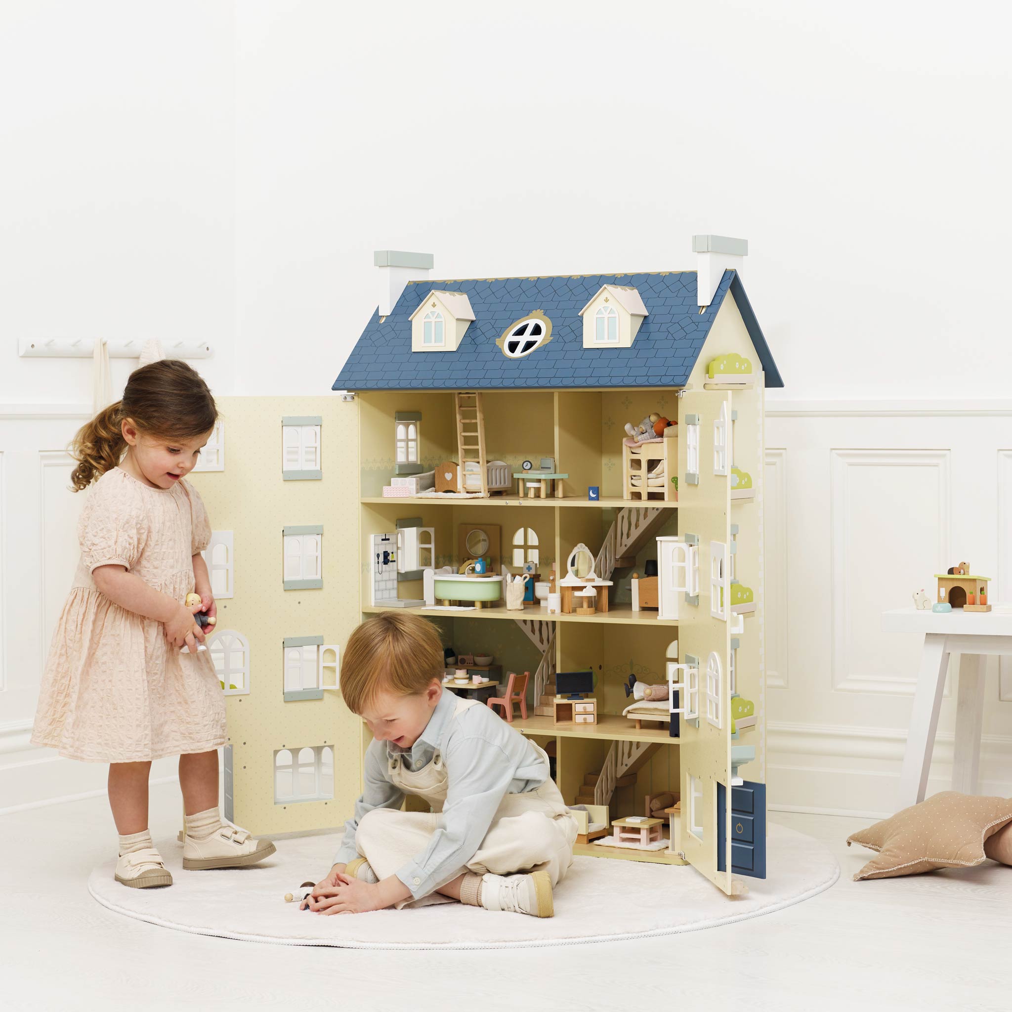 Le Toy Van Wooden Dollhouse – Palace
