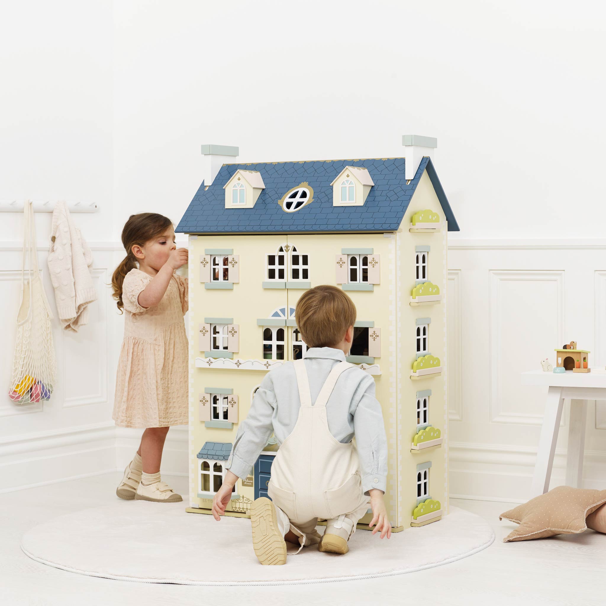Le Toy Van Wooden Dollhouse – Palace