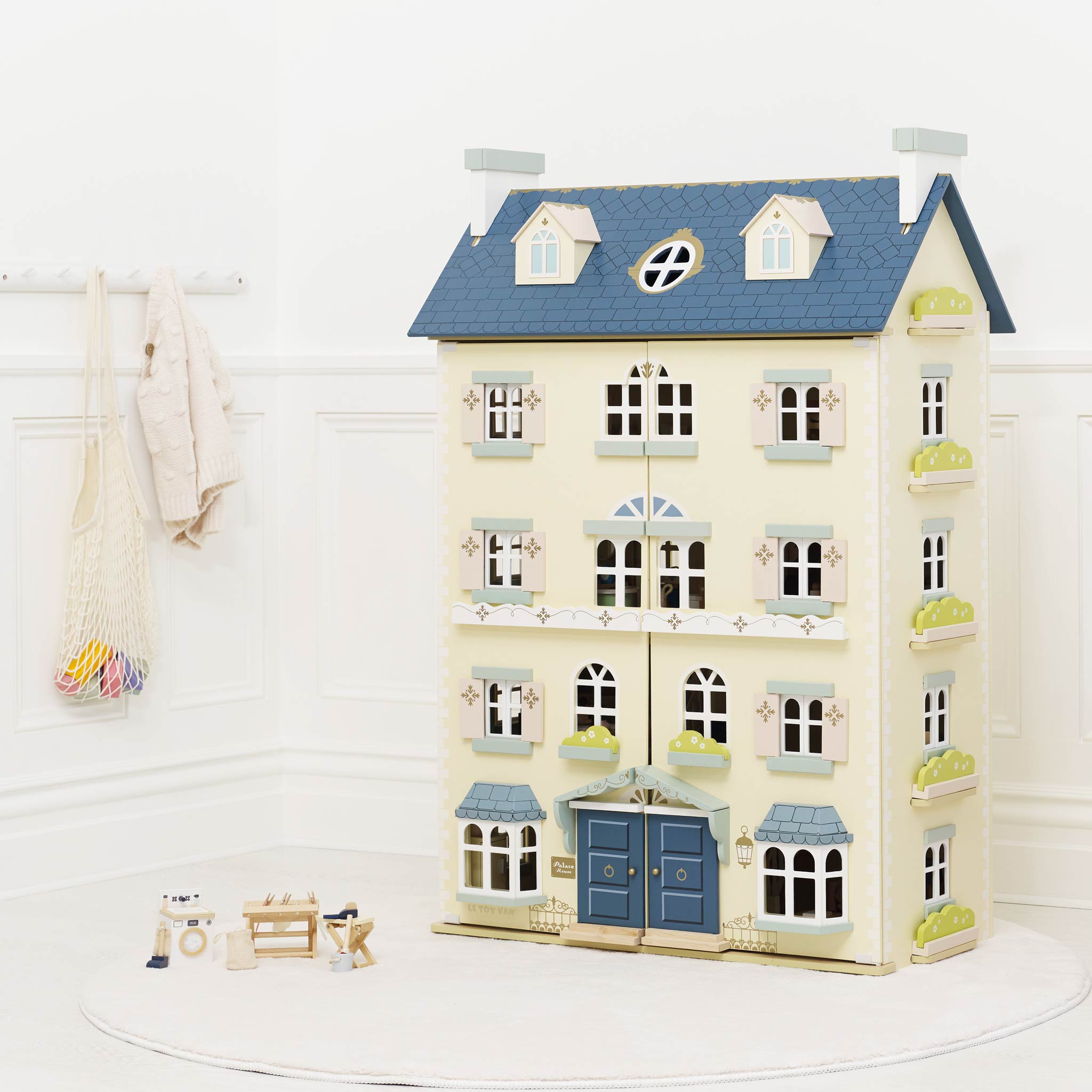 Le Toy Van Wooden Dollhouse – Palace