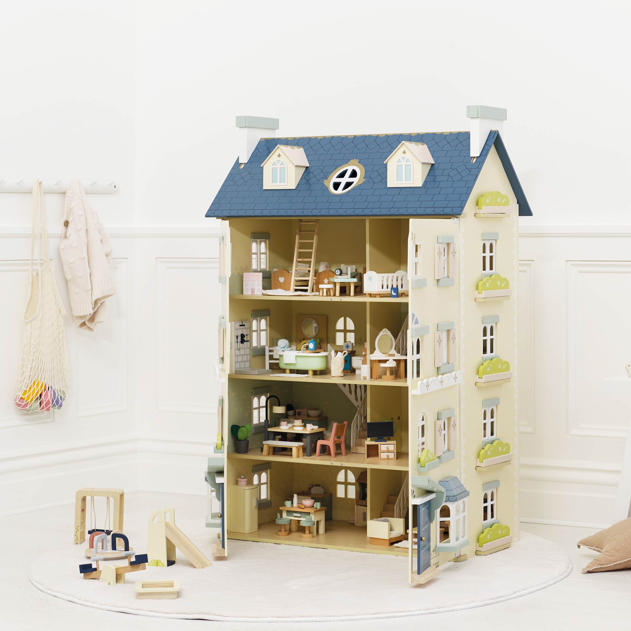 Le Toy Van Wooden Dollhouse – Palace