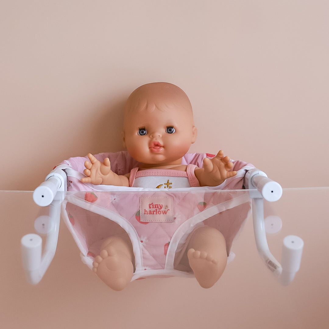 Tiny Harlow Portable Feeding Chair – Strawberry Picnic