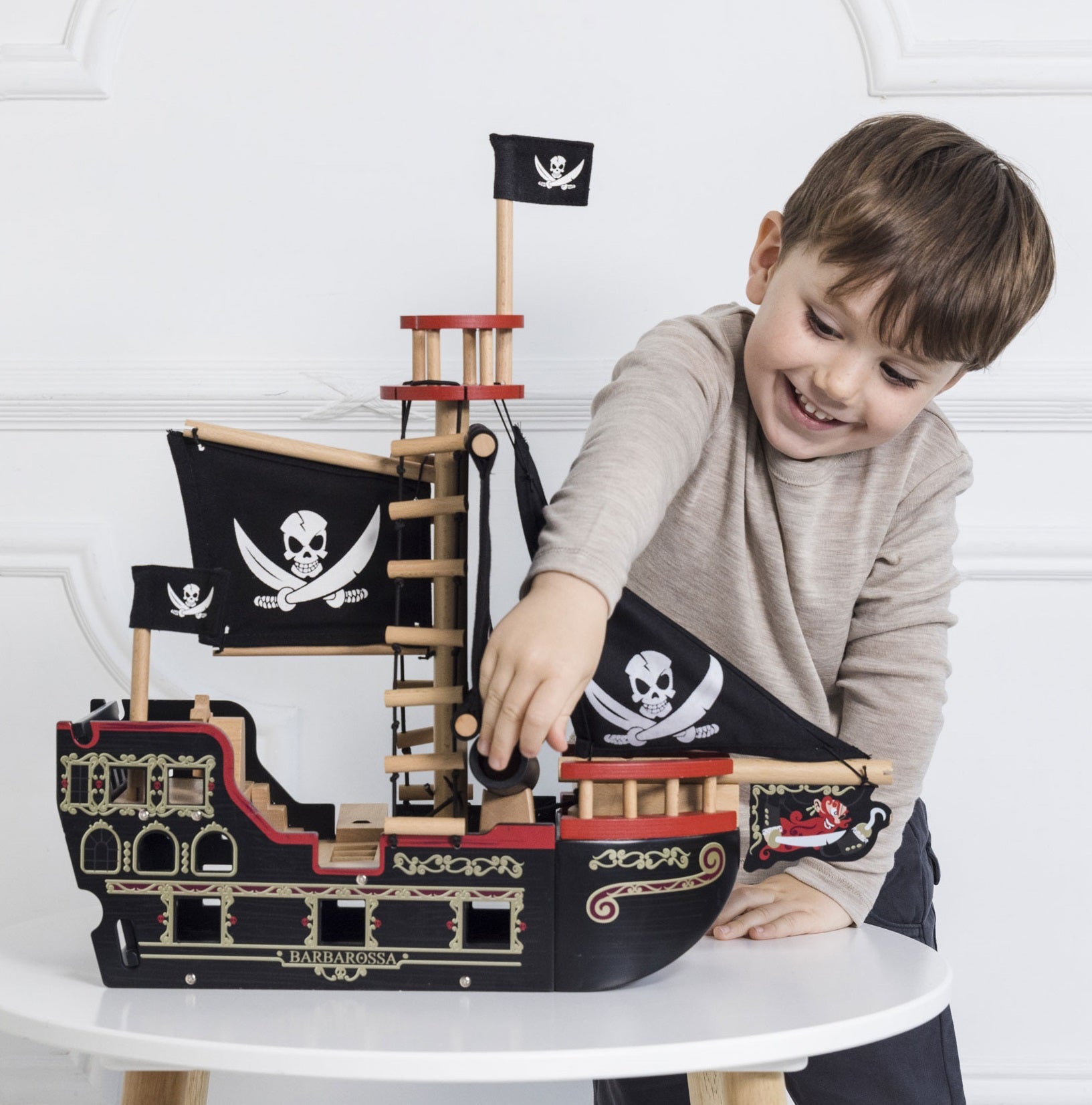 Le Toy Van Barbarossa Pirate Ship & Characters