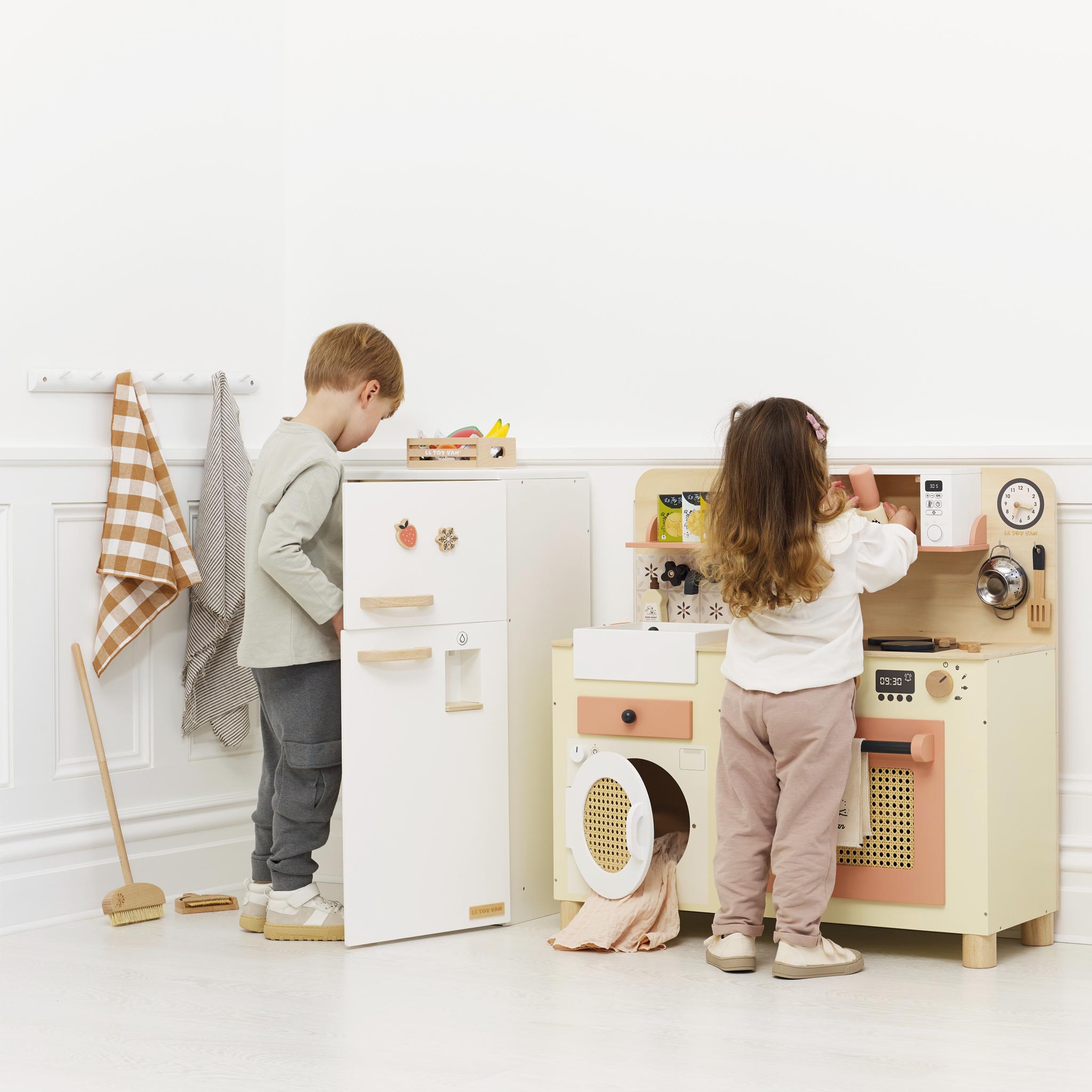 Le Toy Van Rattan Family Wooden Play Kitchen