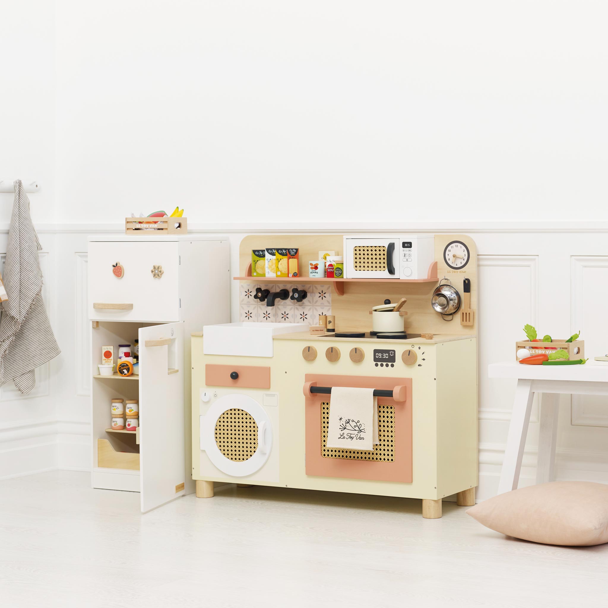 Le Toy Van Rattan Family Wooden Play Kitchen