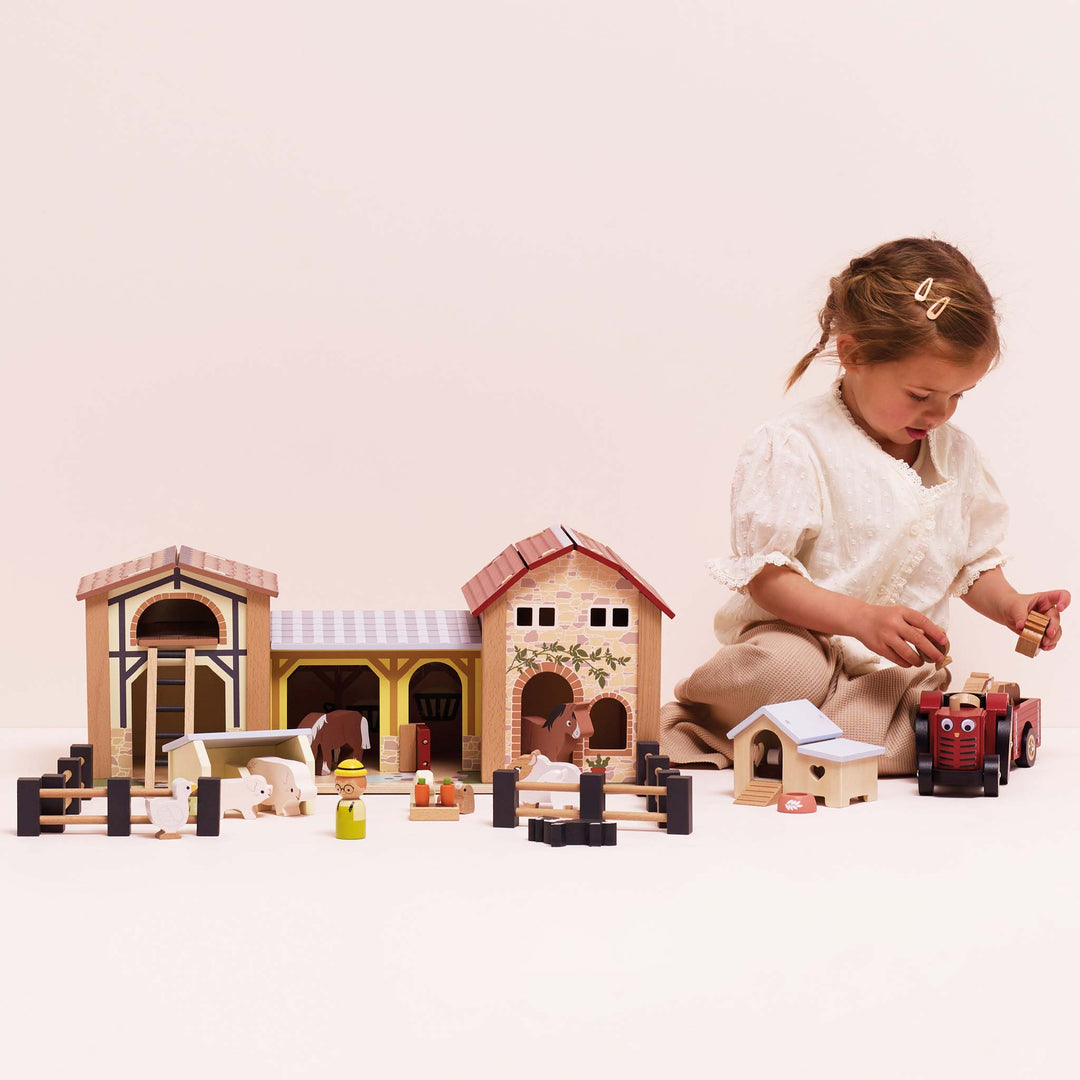 Le Toy Van Farmyard Stables