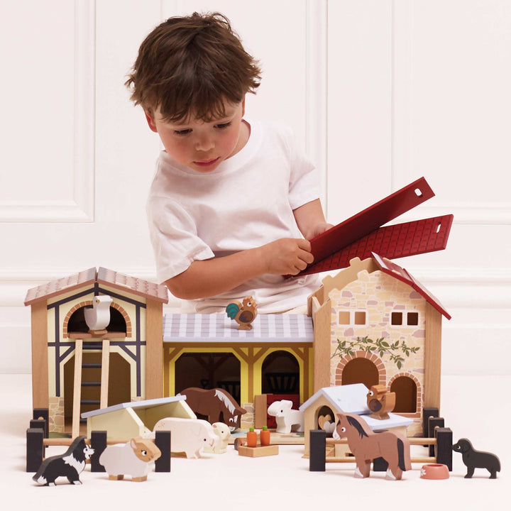 Le Toy Van Farmyard Stables