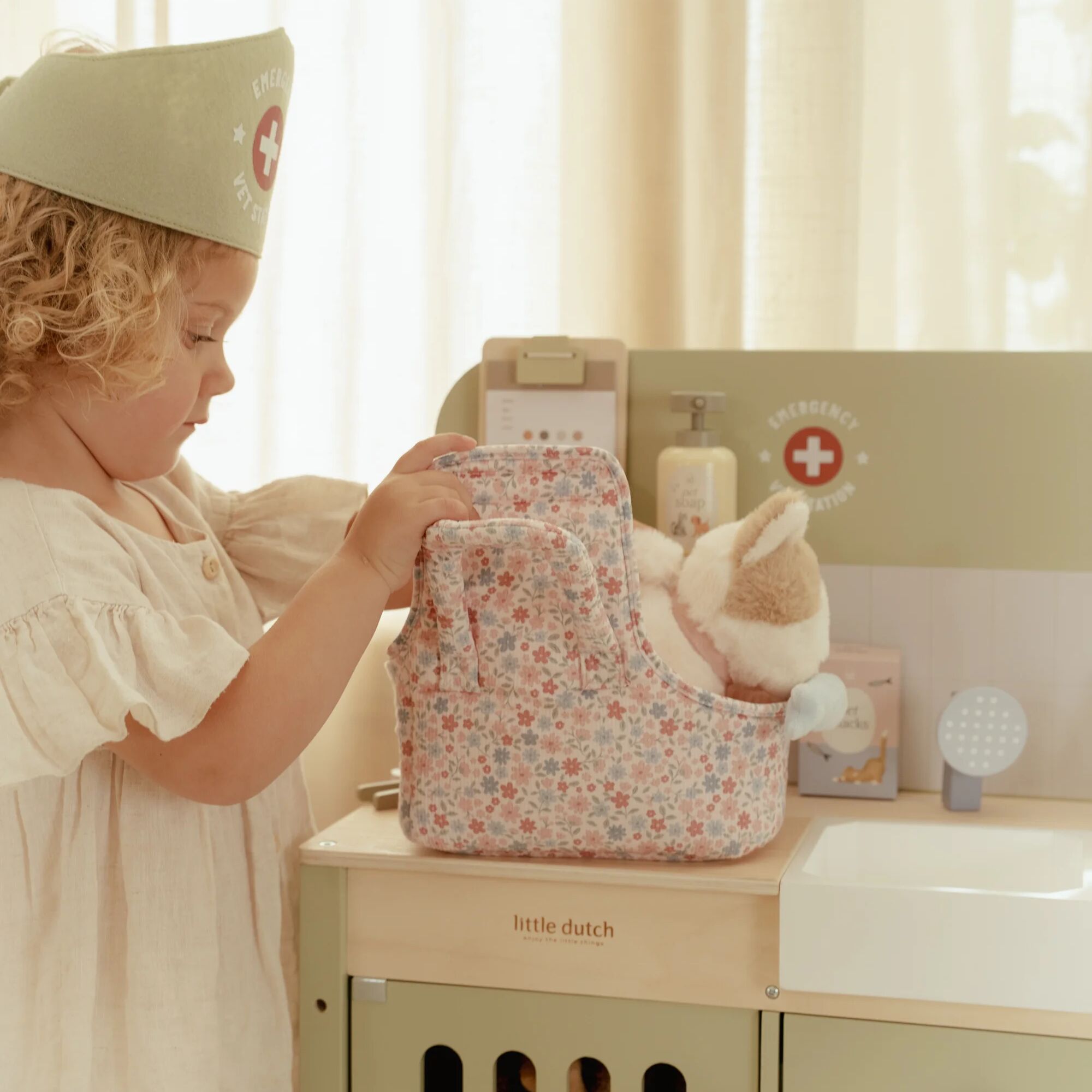 Little Dutch Cuddle Cat in Pink Carry Bag – Marley