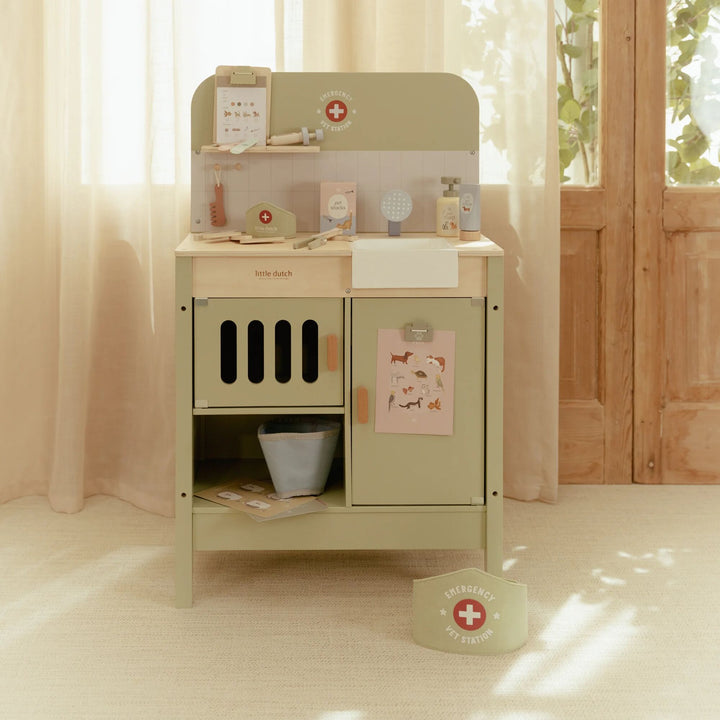 Little Dutch Wooden Veterinary Practice