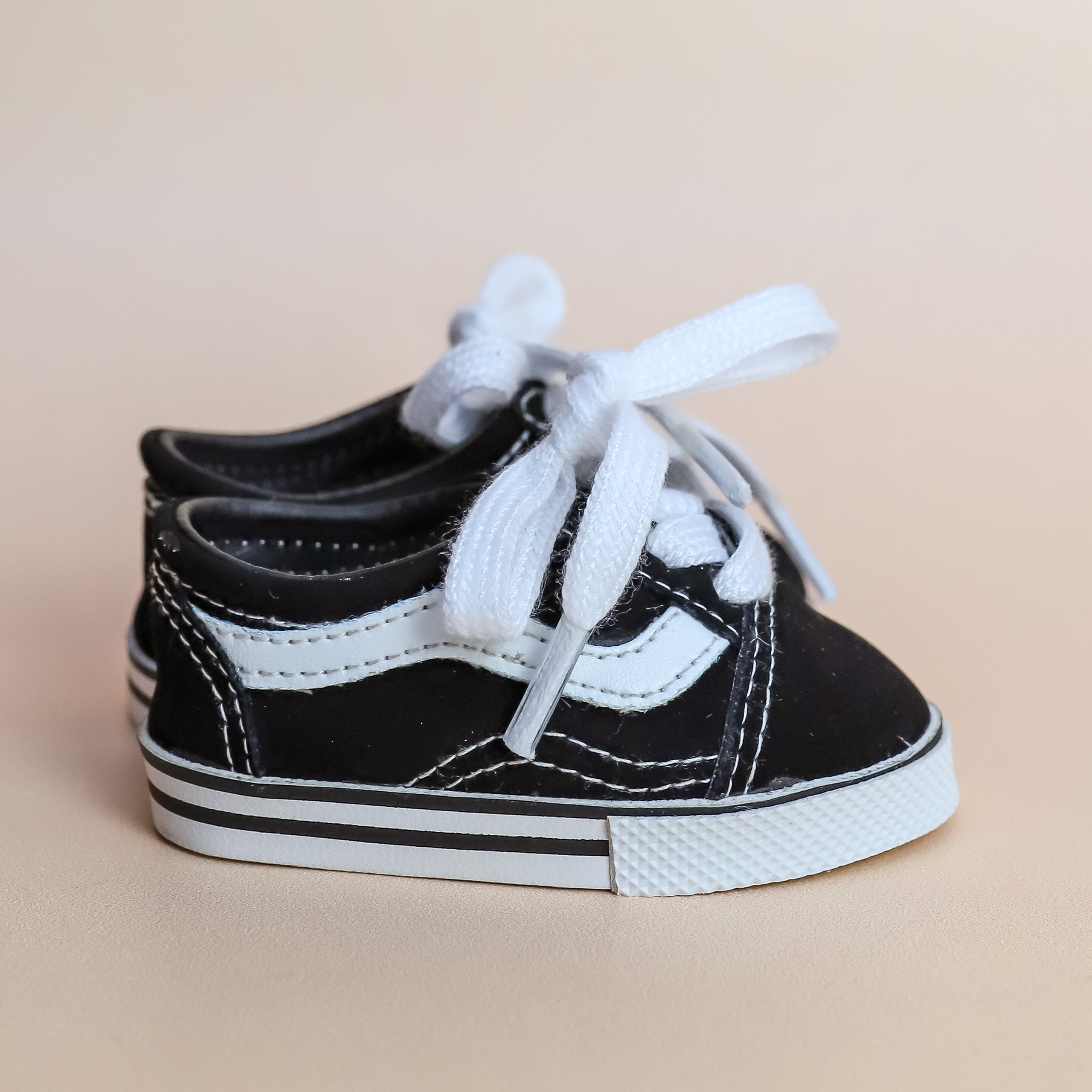 Tiny Harlow Tiny Tootsies Street Doll Sneakers – Black